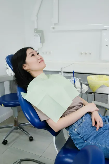 Relaxed patient in a dental treatment chair — the comfortable experience at a verified All-on-6 clinic